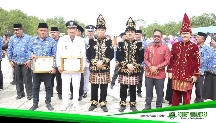 Bupati Irham Kalenggo Serahkan Penghargaan Rumah DataKU Terbaik untuk Desa Wunduwatu di HUT Konsel ke-23
