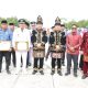 Bupati Irham Kalenggo Serahkan Penghargaan Rumah DataKU Terbaik untuk Desa Wunduwatu di HUT Konsel ke-23