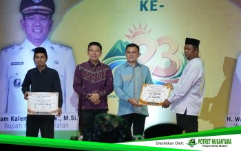 Puncak HUT Konsel ke-23, Bupati dan Wabup Serahkan Hasil Donasi “Garage Sale BKAD” untuk Masjid Raya dan Panti Asuhan
