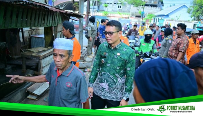 Pemkot Makassar Tertibkan Lapak PKL di Atas Drainase, Lima Bangunan Semi Permanen Dibersihkan