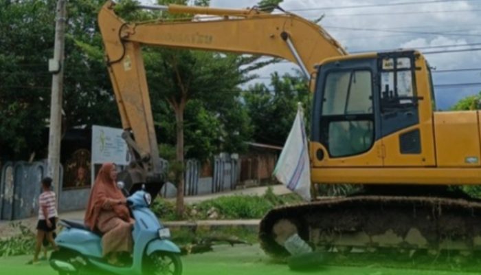 Serius Tangani Banjir, Bupati Polman Kerahkan Excavator Pribadi Normalisasi Sungai