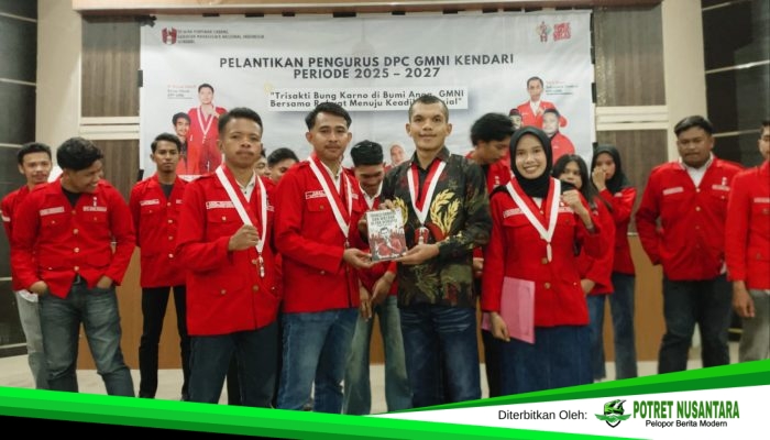 ‎Moment Pelantikan, Eks Ketua GMNI Kendari Serahkan Cendramata Karya ke DPP dan Pengurus DPC GMNI Terlantik‎