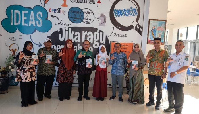 Didampingi Kepala UPTD SDN 71, Alena AM Serahkan Buku Karyanya ke Perpustakaan Kota Parepare