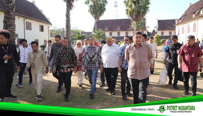 Wali Kota Makassar Temani Menteri Kebudayaan Jelajahi Gedung Benteng Rotterdam