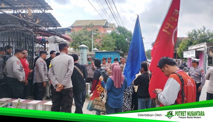 Komik Polman Bersama 14 Korban Pencairan Dana Fiktif Menyegel Kantor PNM Unit Wonomulyo