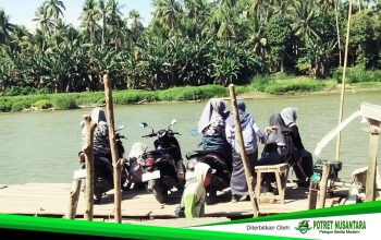 Demi ke Sekolah, Belasan Pelajar SMAN 2 Campalagian Tempuh Jalur Air Pakai Perahu