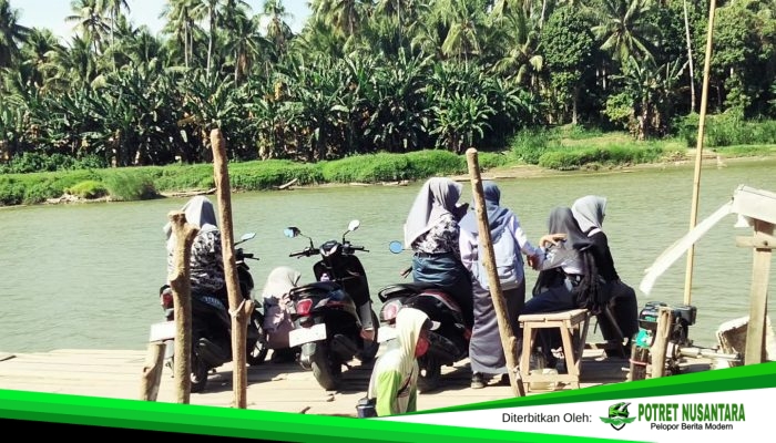 Demi ke Sekolah, Belasan Pelajar SMAN 2 Campalagian Tempuh Jalur Air Pakai Perahu