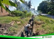 Gotong Royong Jelang HUT RI, Warga Desa Rumpa Bersihkan Saluran Air