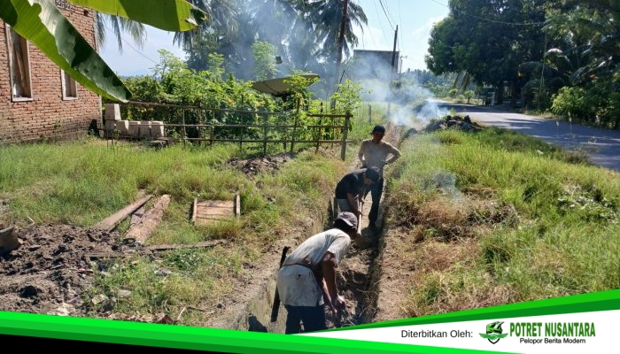 Gotong Royong Jelang HUT RI, Warga Desa Rumpa Bersihkan Saluran Air
