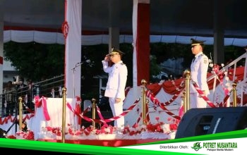 Sang Saka Merah Putih Diturunkan, Wabup Soppeng Terima Bendera