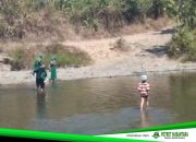 Anak Sekolah Seberangi Sungai Mappi, TNI Dorong Pembangunan Jembatan di Polman