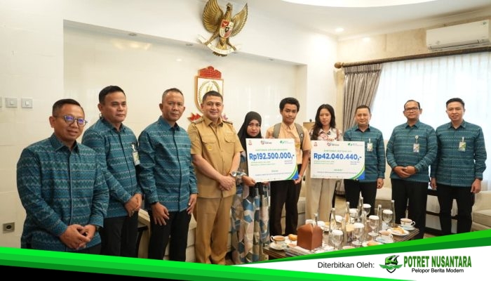 Pemkot Makassar dan BPJS Serahkan Santunan Ratusan Juta untuk Ahli Waris Pekerja Rentan