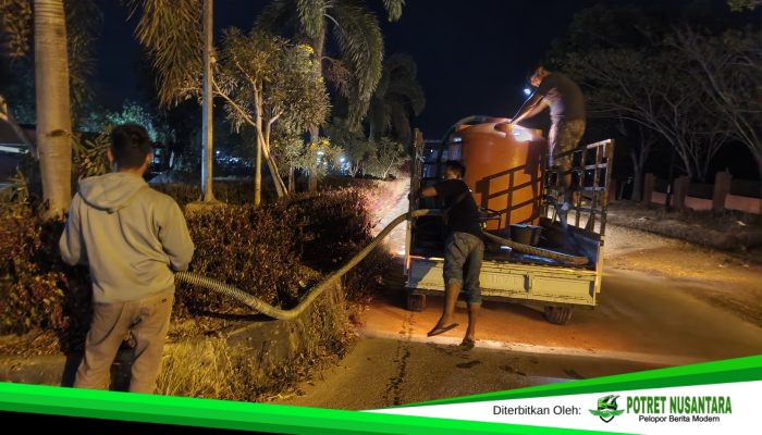 Hadapi Kemarau Panjang DLH Konsel Siram Taman Kota Andoolo Tiap Dua Hari