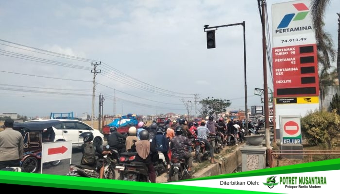 Antrean Mengular di SPBU Wonomulyo, Ratusan Warga Padati SPBU 