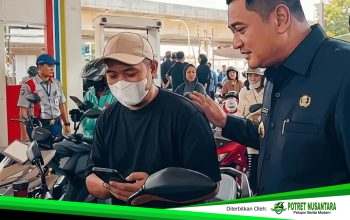 Ketika Pemimpin Hadir di Tengah Antrean