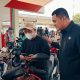 Ketika Pemimpin Hadir di Tengah Antrean