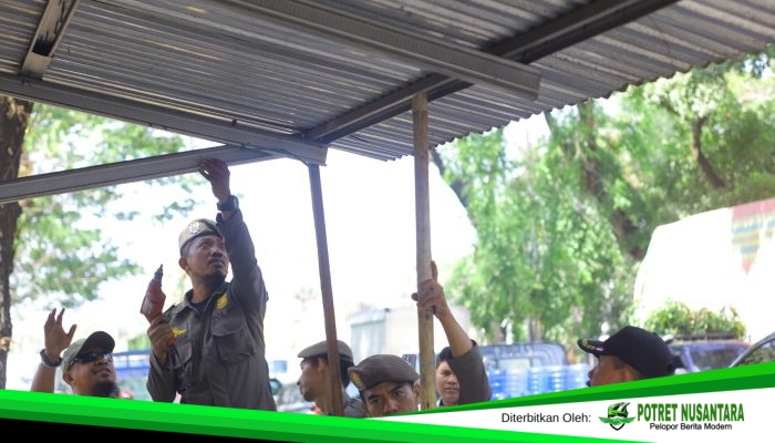Camat Maharuddin Pimpin Penertiban, Tiga Bangunan 20 Tahun di Area Drainase Ditertibkan